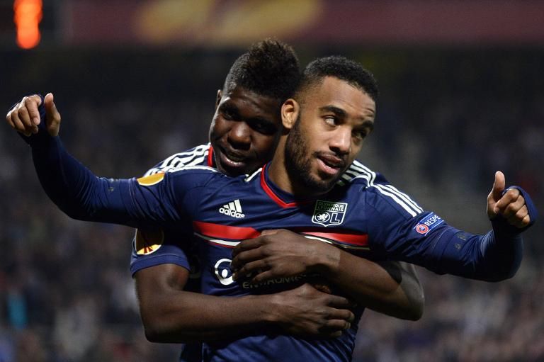 l-attaquant-lyonnais-alexandre-lacazette-d-est-felicite-par-_1536471.jpeg